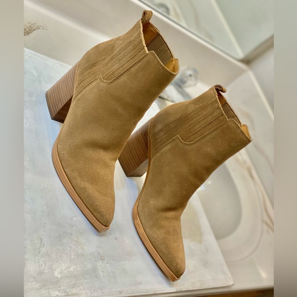 Marc Fisher Shoes - Marc Fisher LTD Oshay women suede leather ankles boots Size 7.5M excellent shape